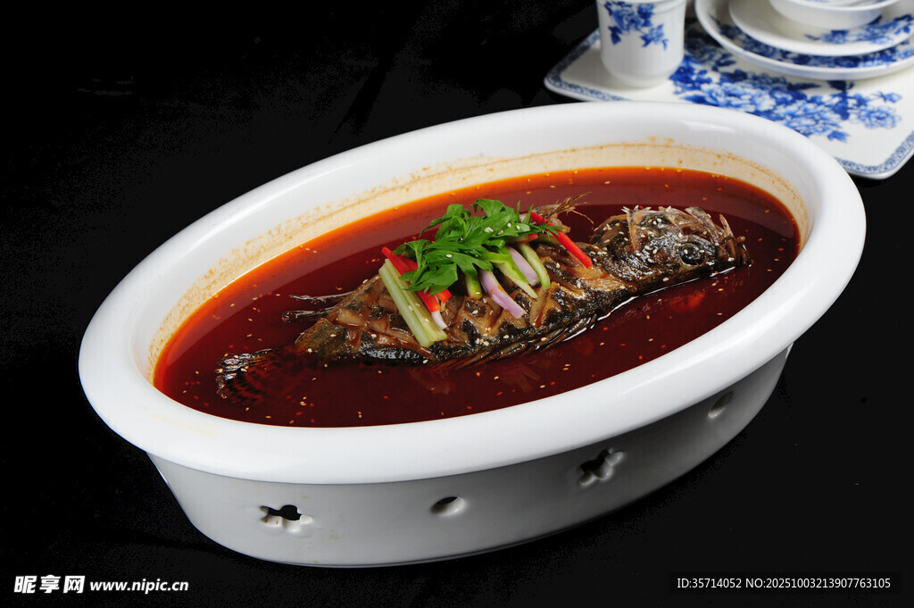 紅燒魚(yú)擺放在精致器皿中