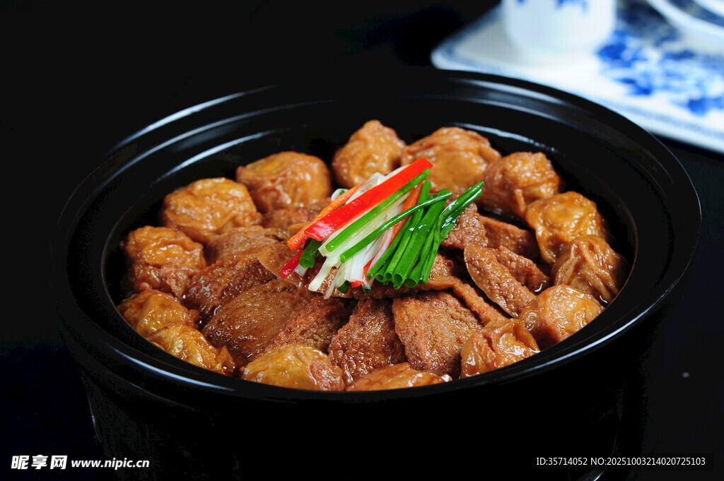 砂鍋燉煮美味豆腐肉塊