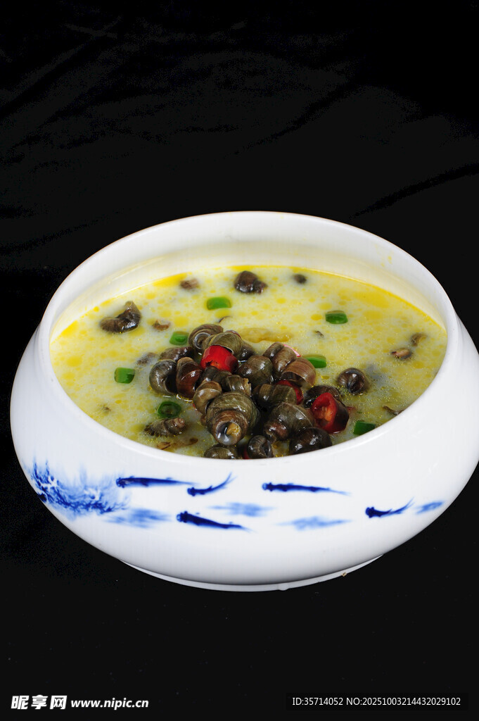 青花瓷碗盛的鮮香養(yǎng)生湯