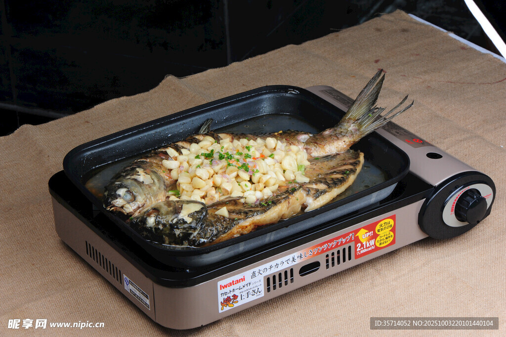 電烤盤上的美味烤魚