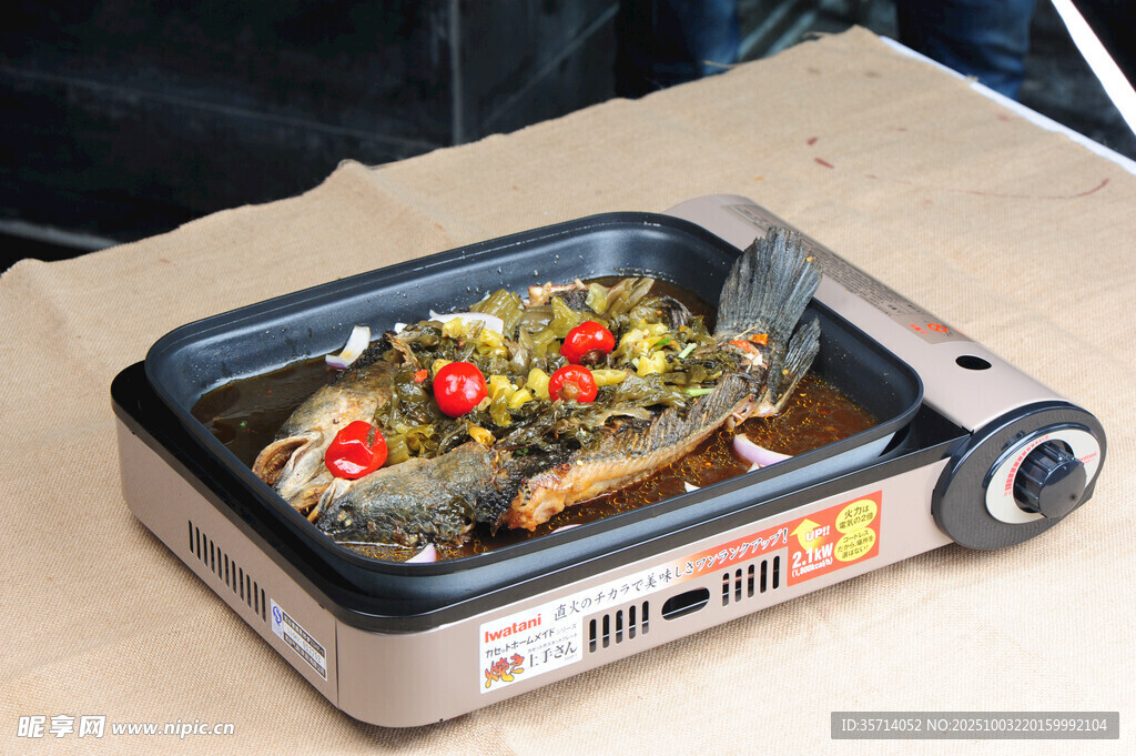 電烤盤上的美味烤魚