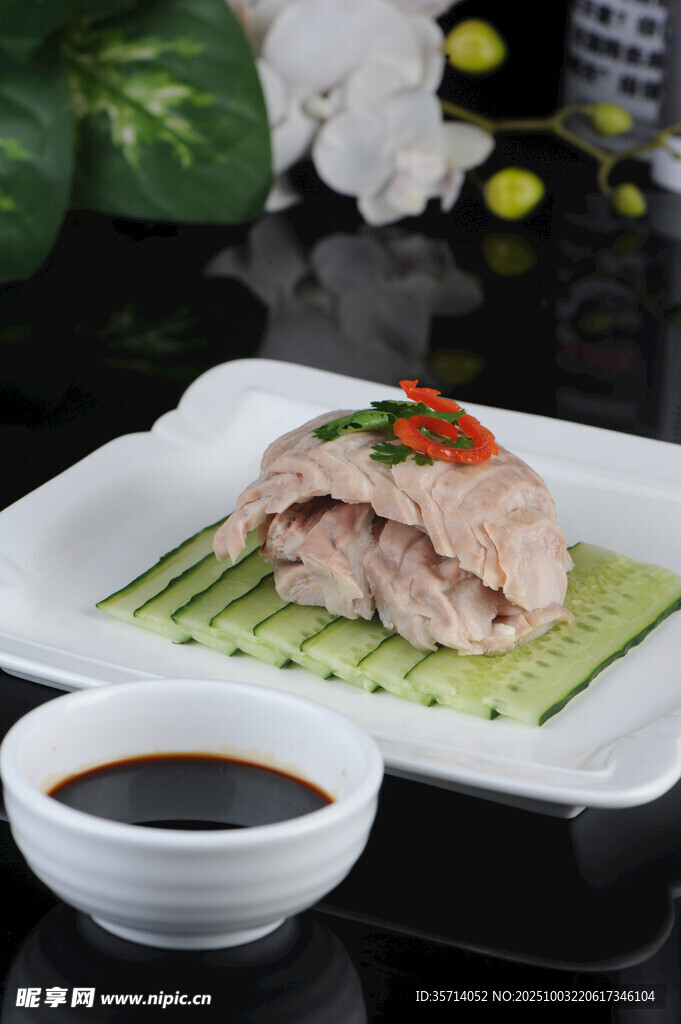 精致擺盤的生魚片配蘸料