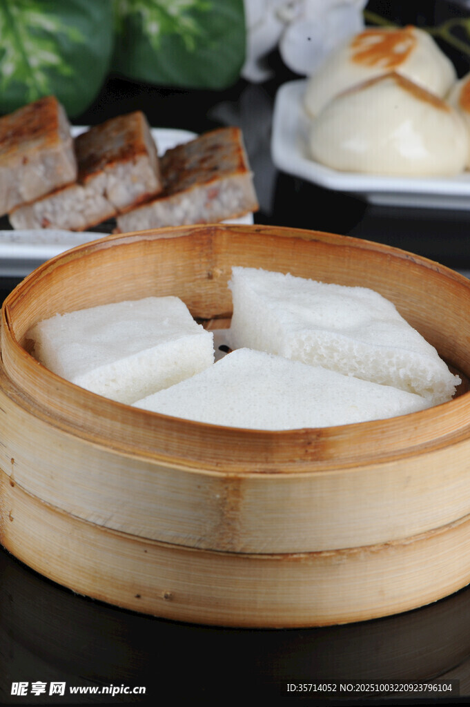 竹制蒸籠里的美味白饅頭