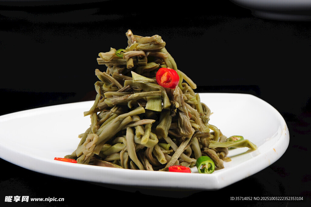 涼拌蕨菜清新爽口小菜