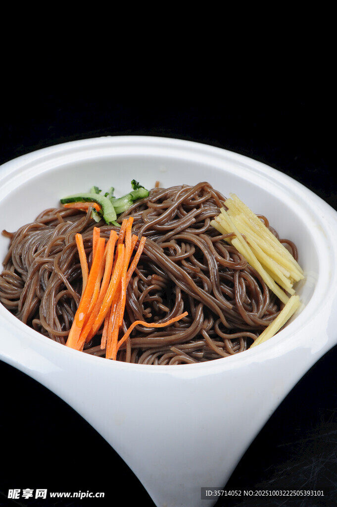 美味蕎麥面色彩豐富誘人