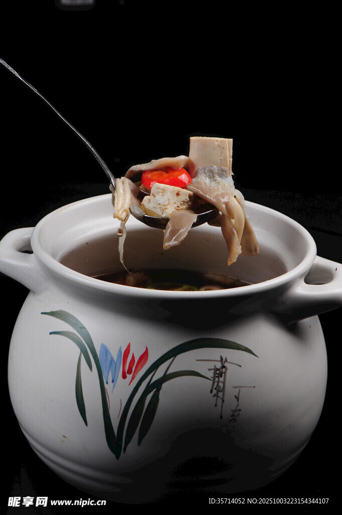 陶瓷鍋中的美味養(yǎng)生菌湯