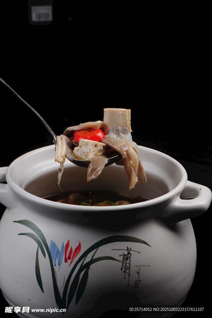 陶瓷鍋中燉煮的美味螃蟹
