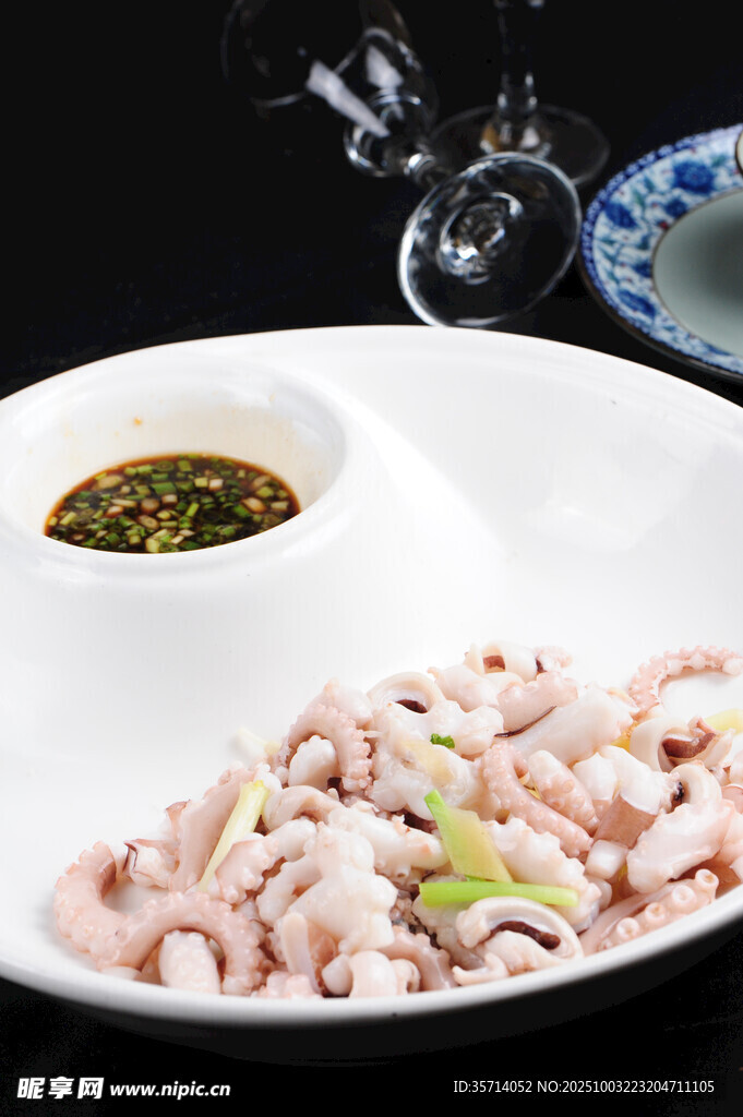 鮮魷魚配蘸料美味誘人