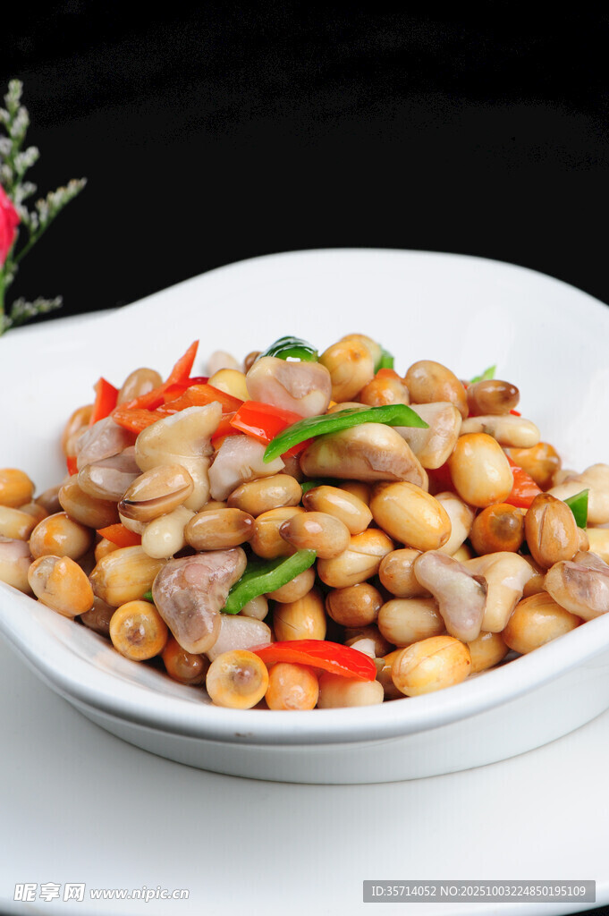 白瓷碗中的美味豆肉小炒