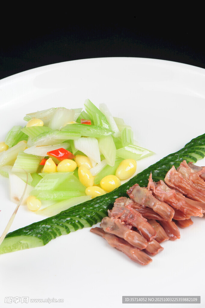 蔬菜配牛肉擺盤精致