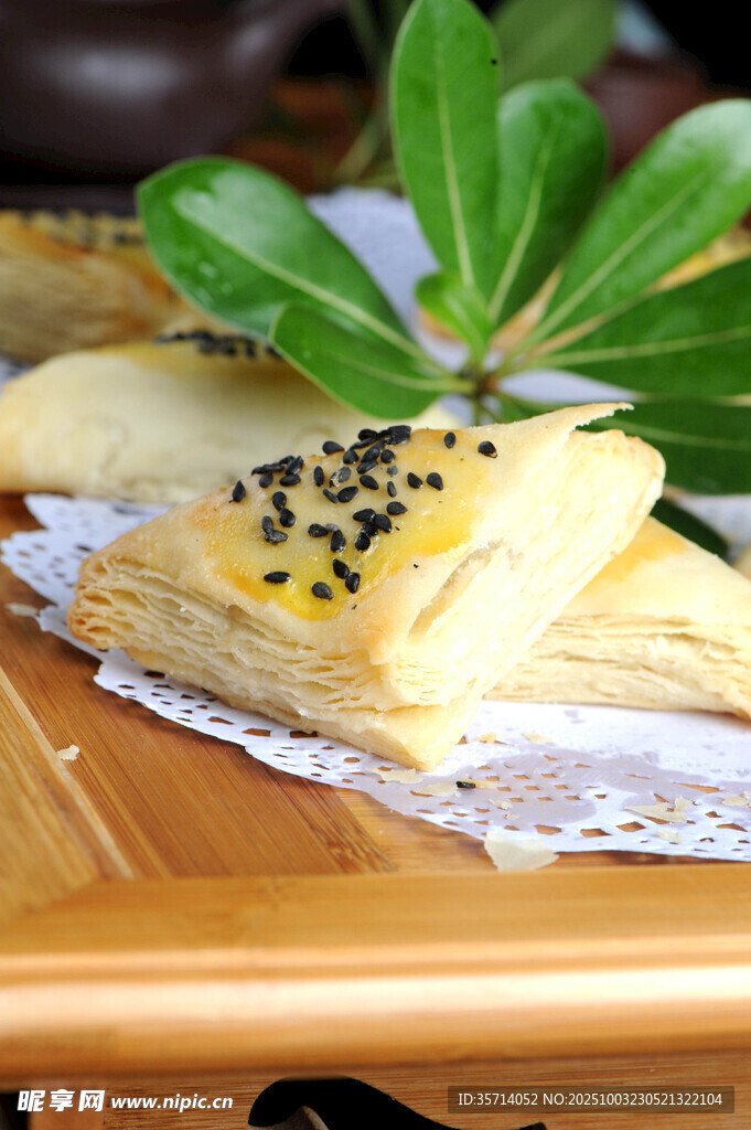 美味千層酥點(diǎn)綴黑芝麻