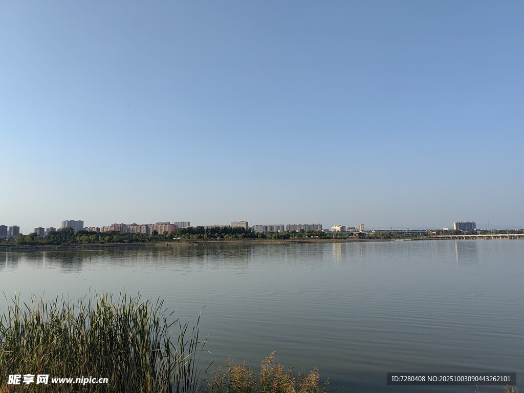 湖畔風光寧靜開闊之景