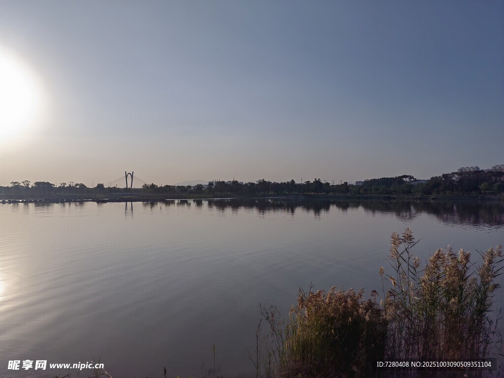 湖畔日出美景