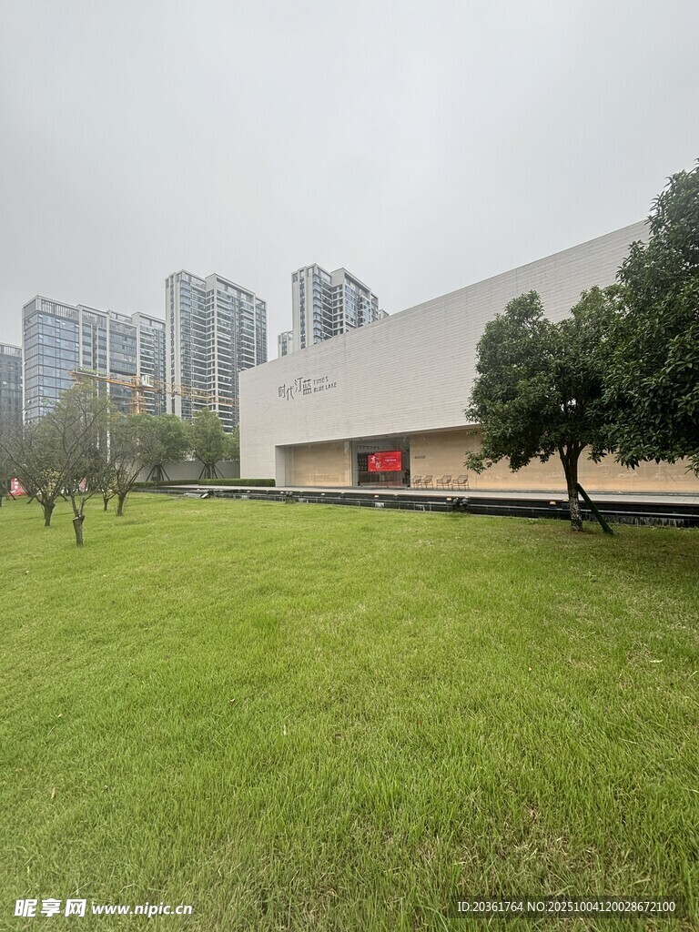 城市中開闊的草地與建筑