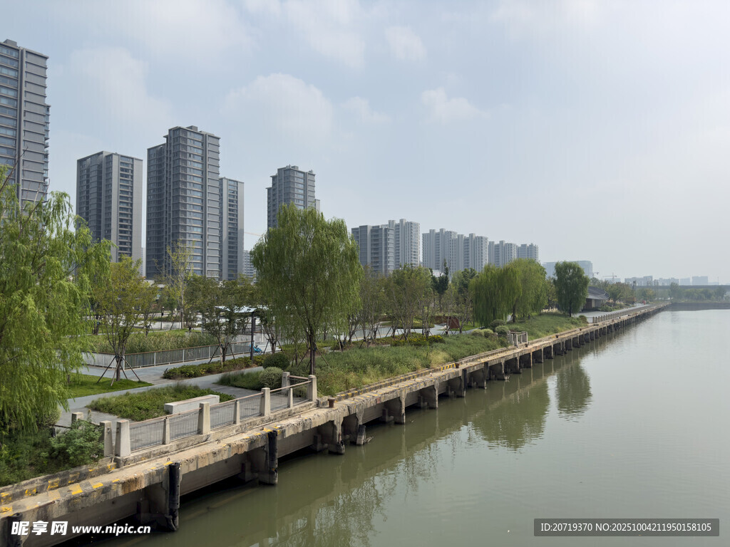 河畔高樓林立的城市風(fēng)光