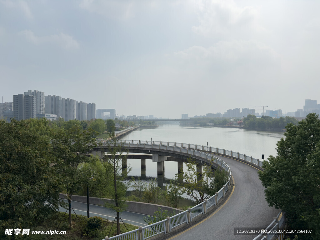 河畔蜿蜒橋景