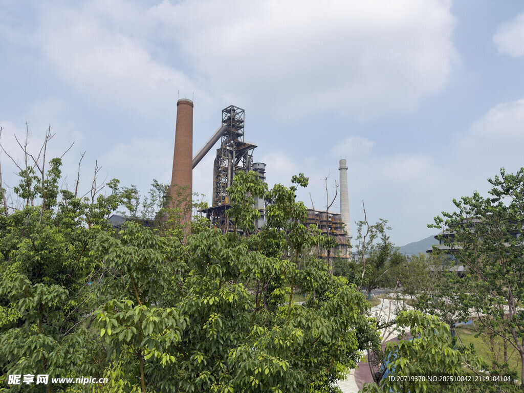 綠植環(huán)繞的工業(yè)遺跡景觀