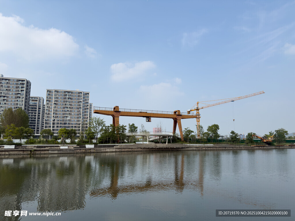 湖畔塔吊與城市建筑景觀