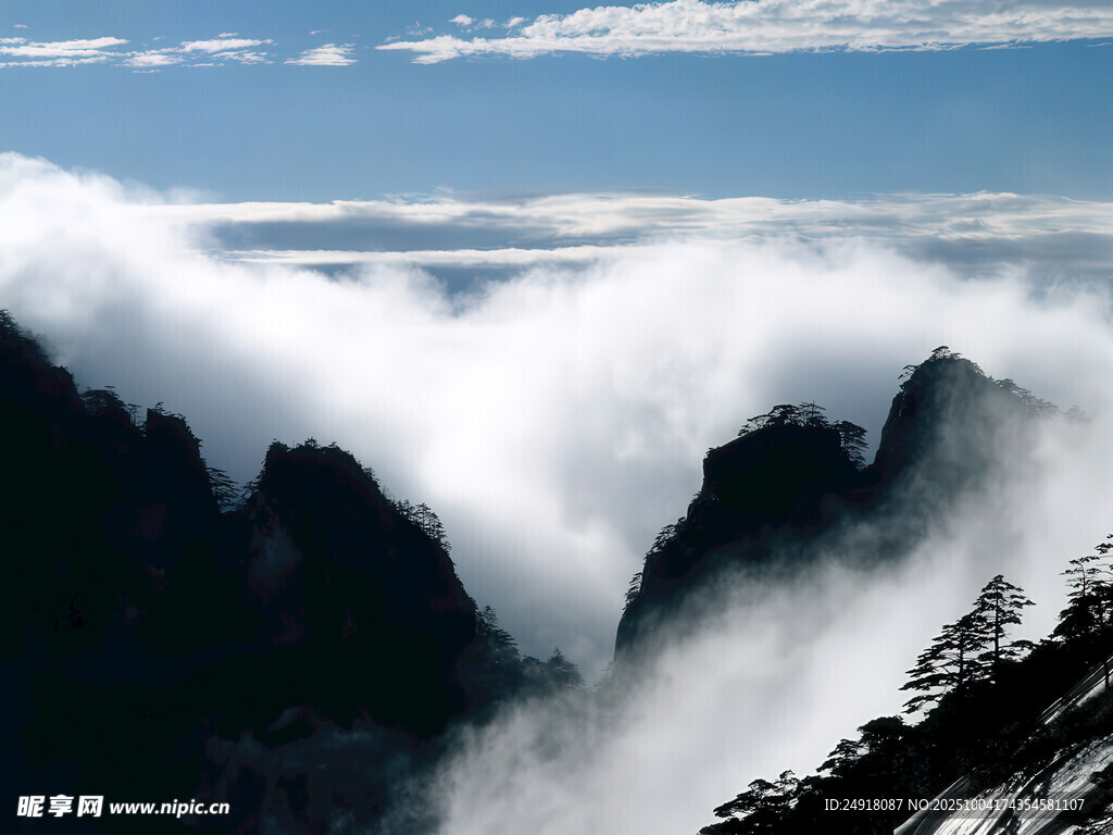 云海環(huán)繞的壯麗山巒