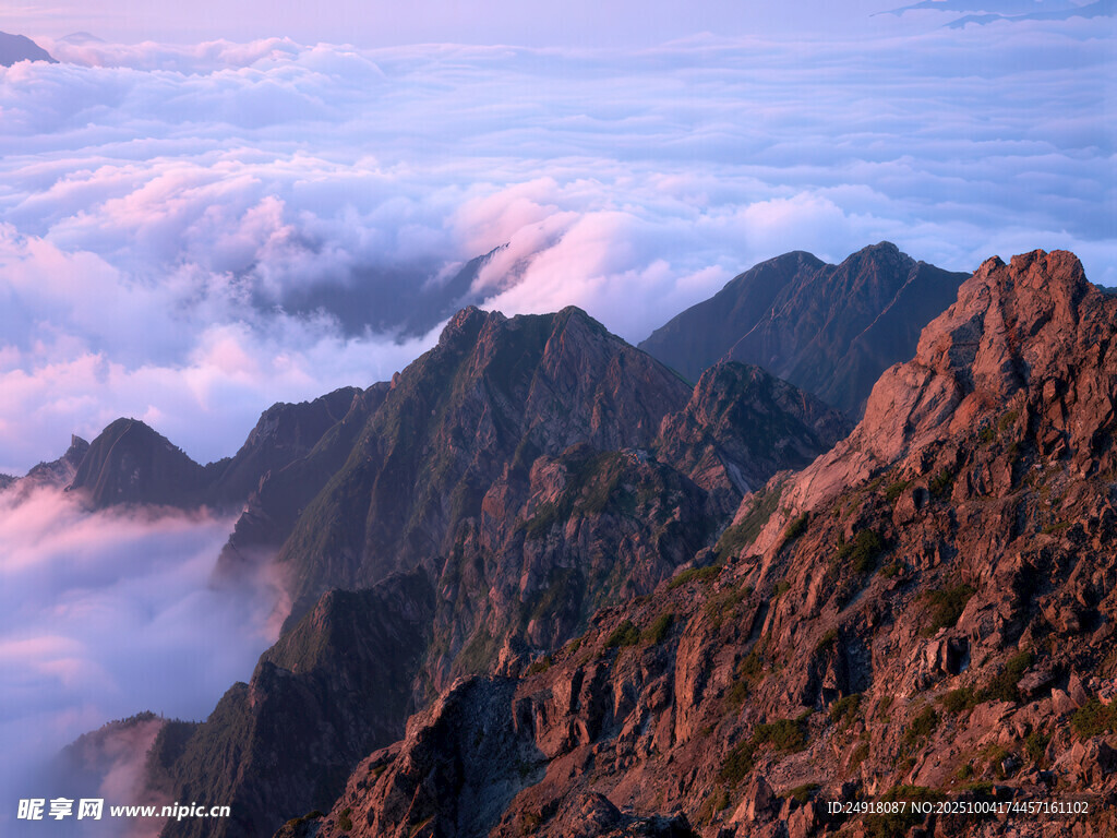 壯麗云海環(huán)繞巍峨山峰