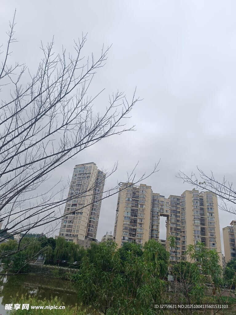 城市高樓與周邊綠植景觀
