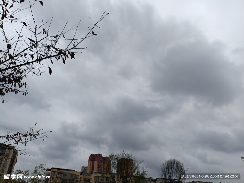 陰云籠罩下的城市景象