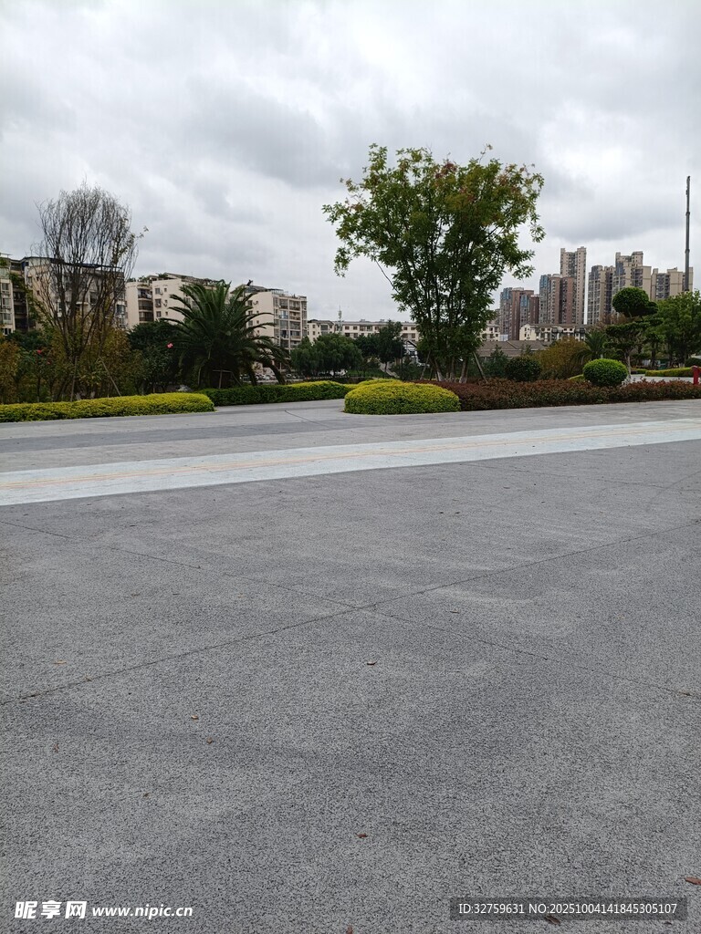 空曠路面與遠(yuǎn)處綠植景觀