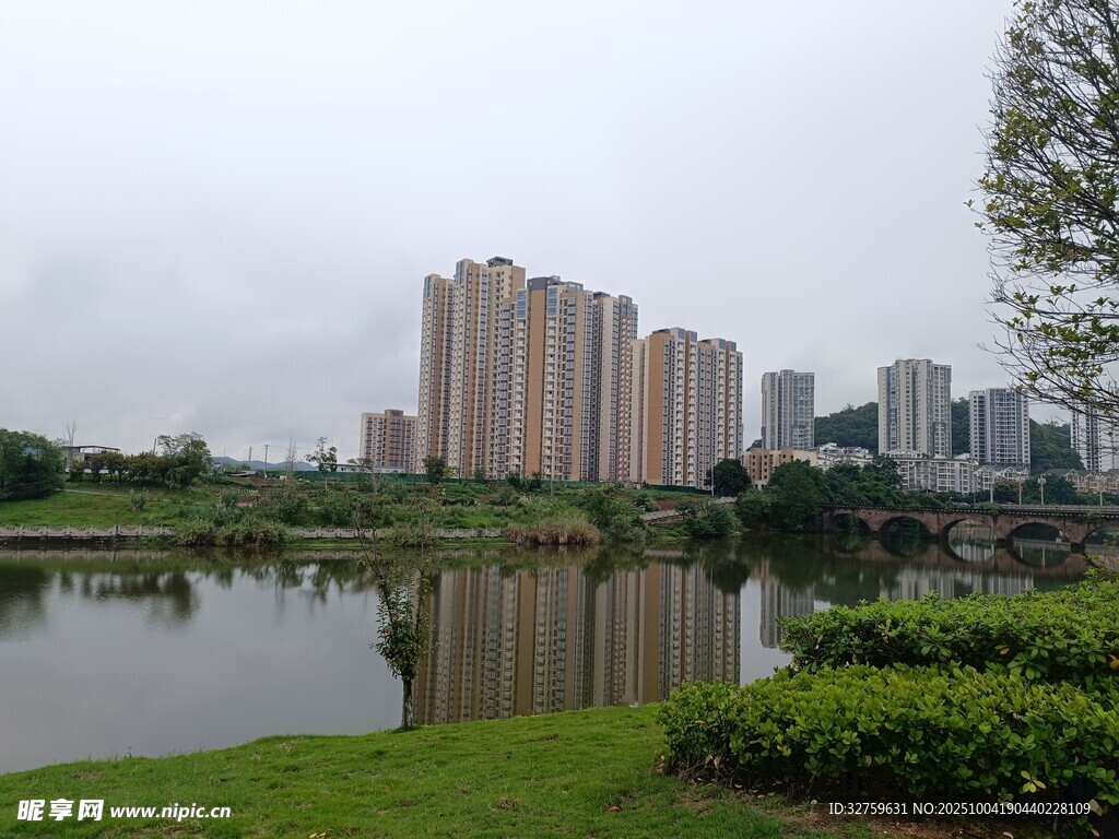 湖畔高樓與綠植景觀