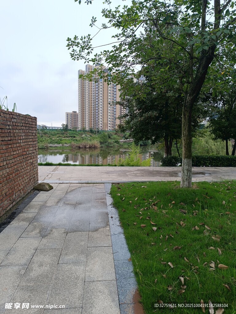 城市中寧靜的步道景觀