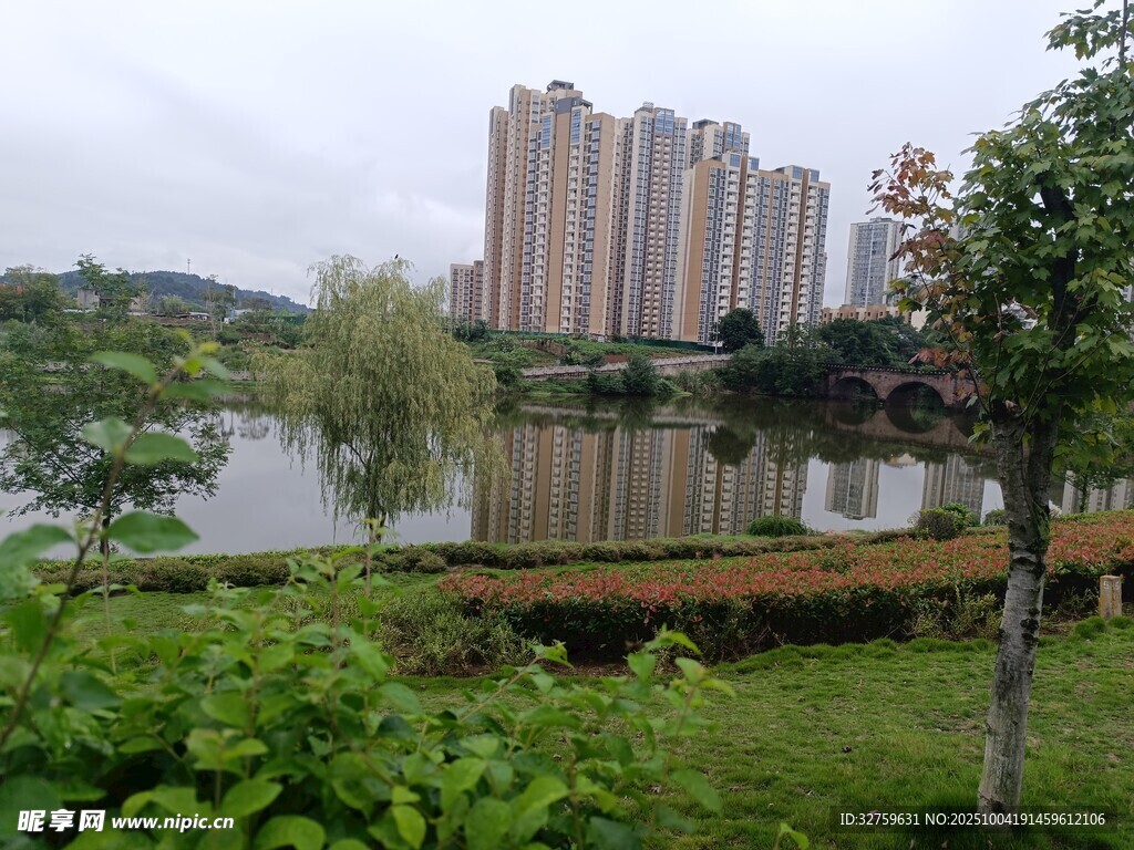 湖畔高樓與綠意景致