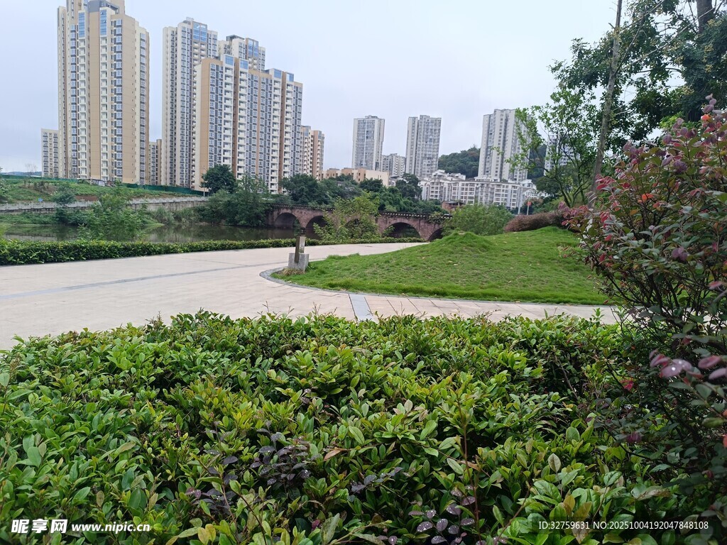 城市綠地旁的高樓景觀