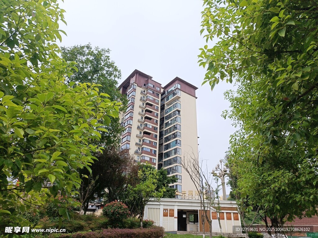 綠樹(shù)環(huán)繞中的高層住宅