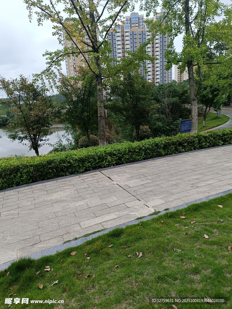 城市河畔的綠意步道