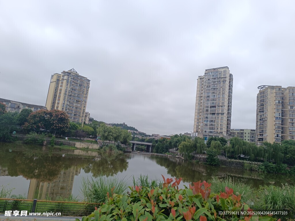 湖畔高樓與繁花景致