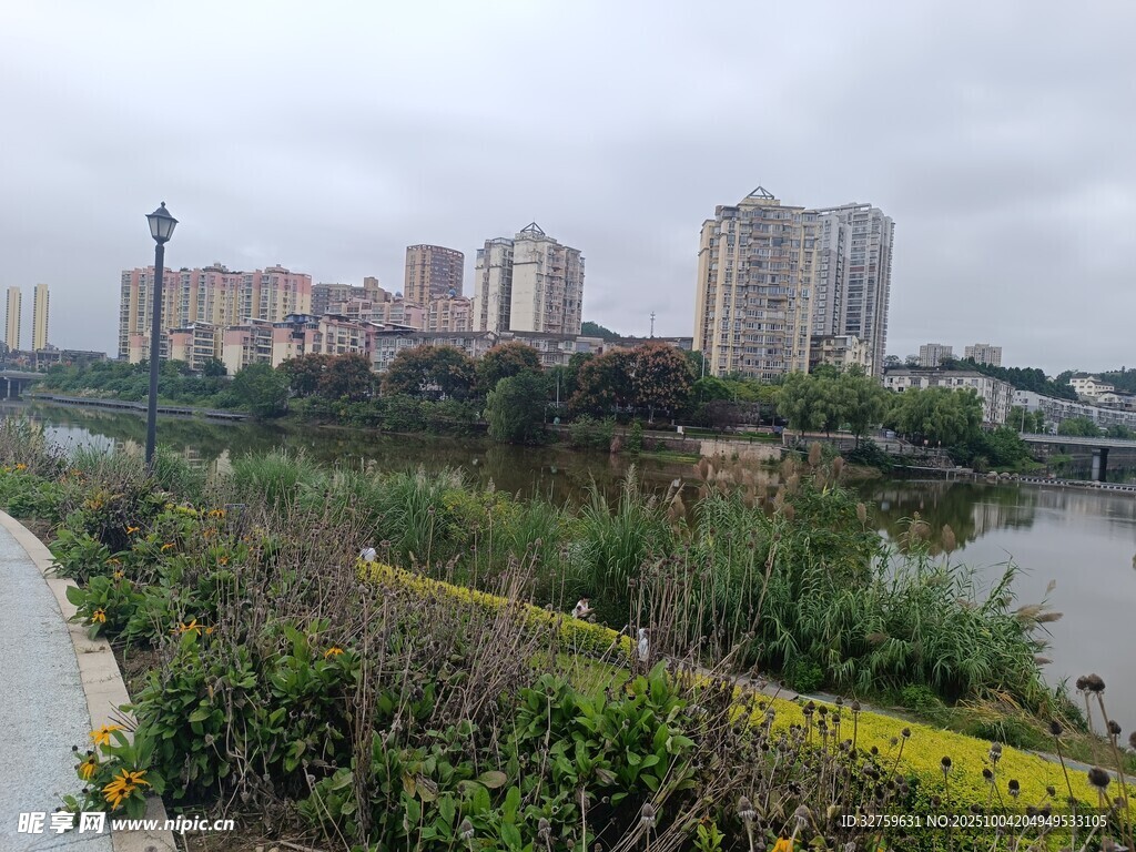 城市河畔風(fēng)景
