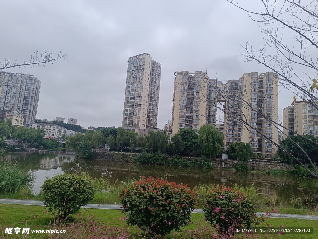 湖畔高樓林立的城市景觀(guān)