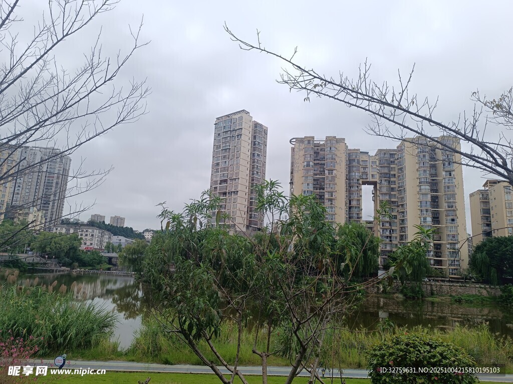 城市河畔高樓景觀