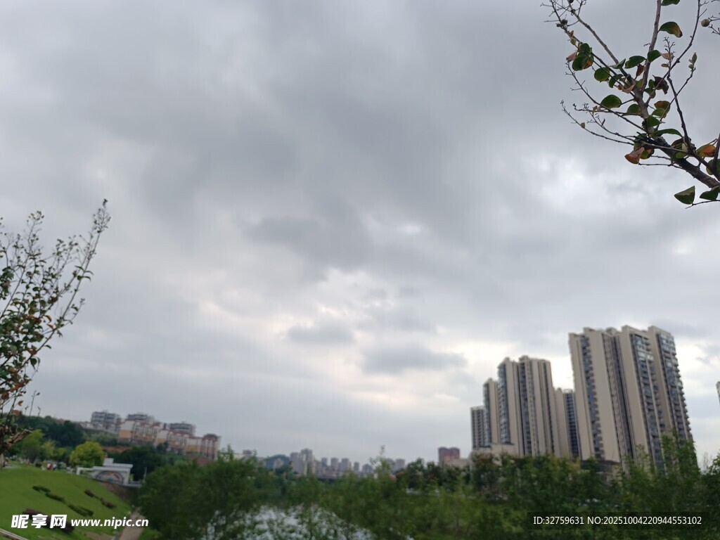 城市河畔風景