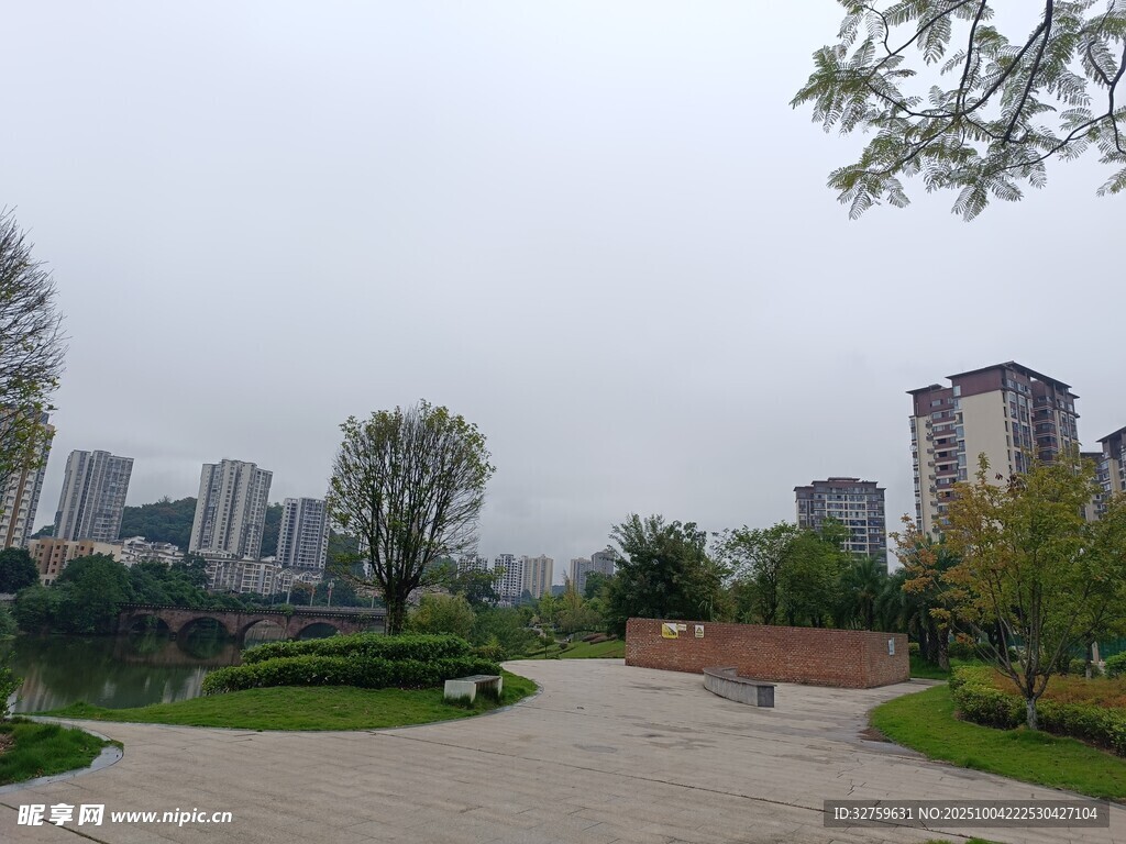 城市中的靜謐公園景觀