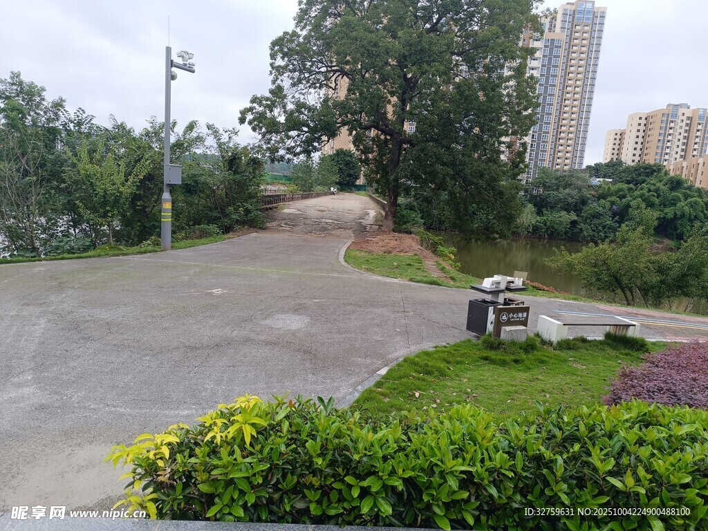 城市中寧?kù)o的綠化道路