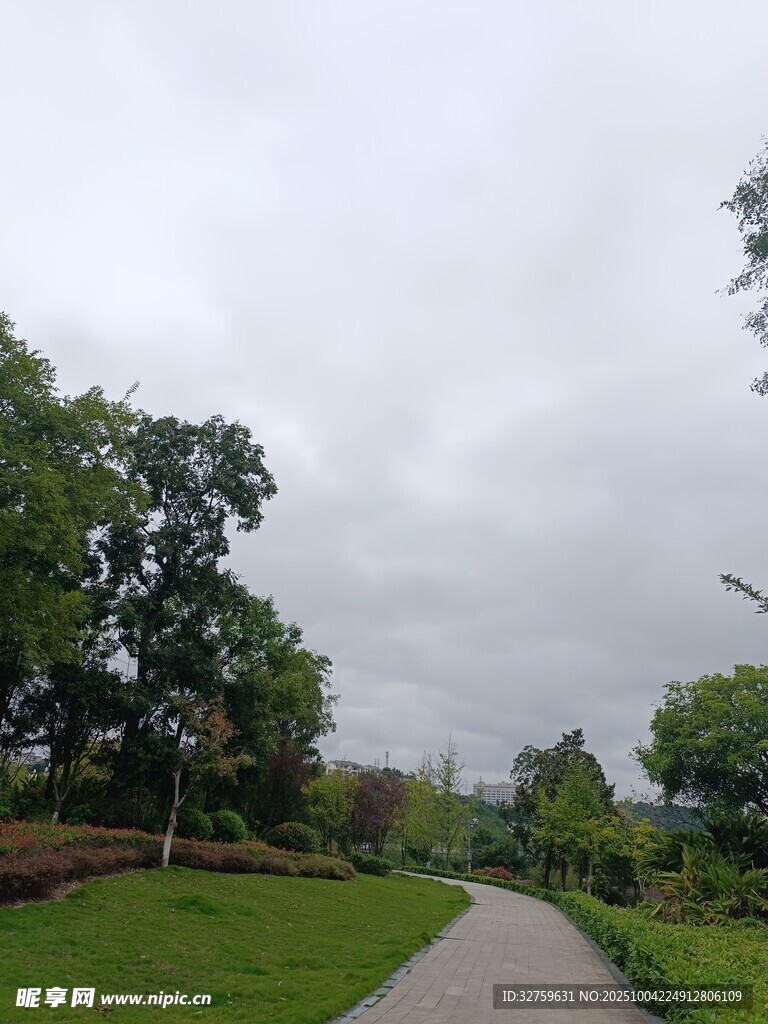 陰天的公園小徑風(fēng)景