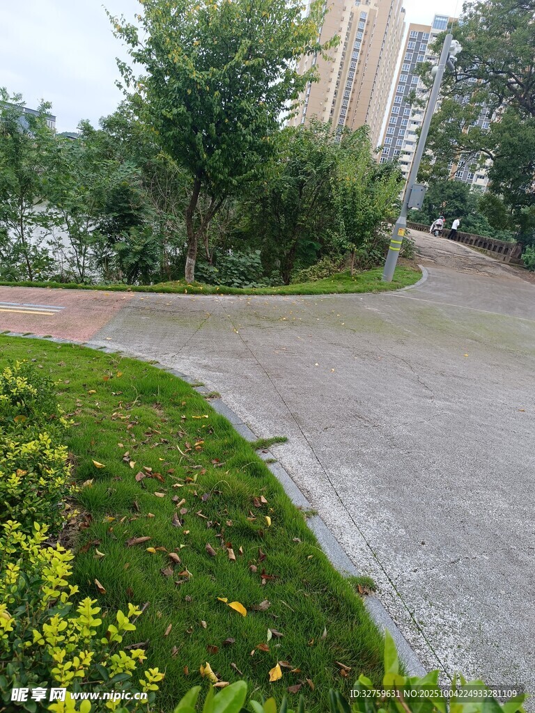 小區(qū)內的優(yōu)美道路景觀