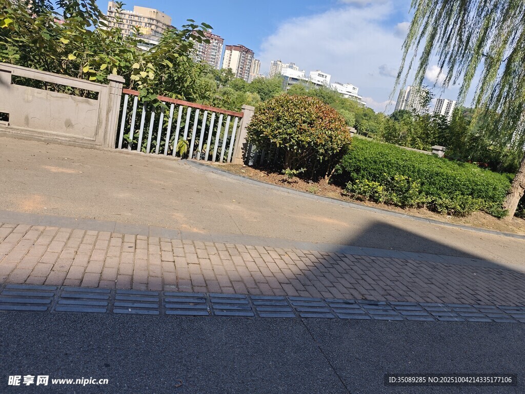 小區(qū)外的綠化景觀道路