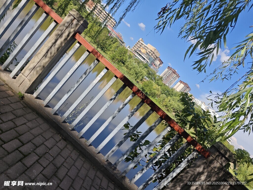 戶外金屬圍欄與綠植景觀