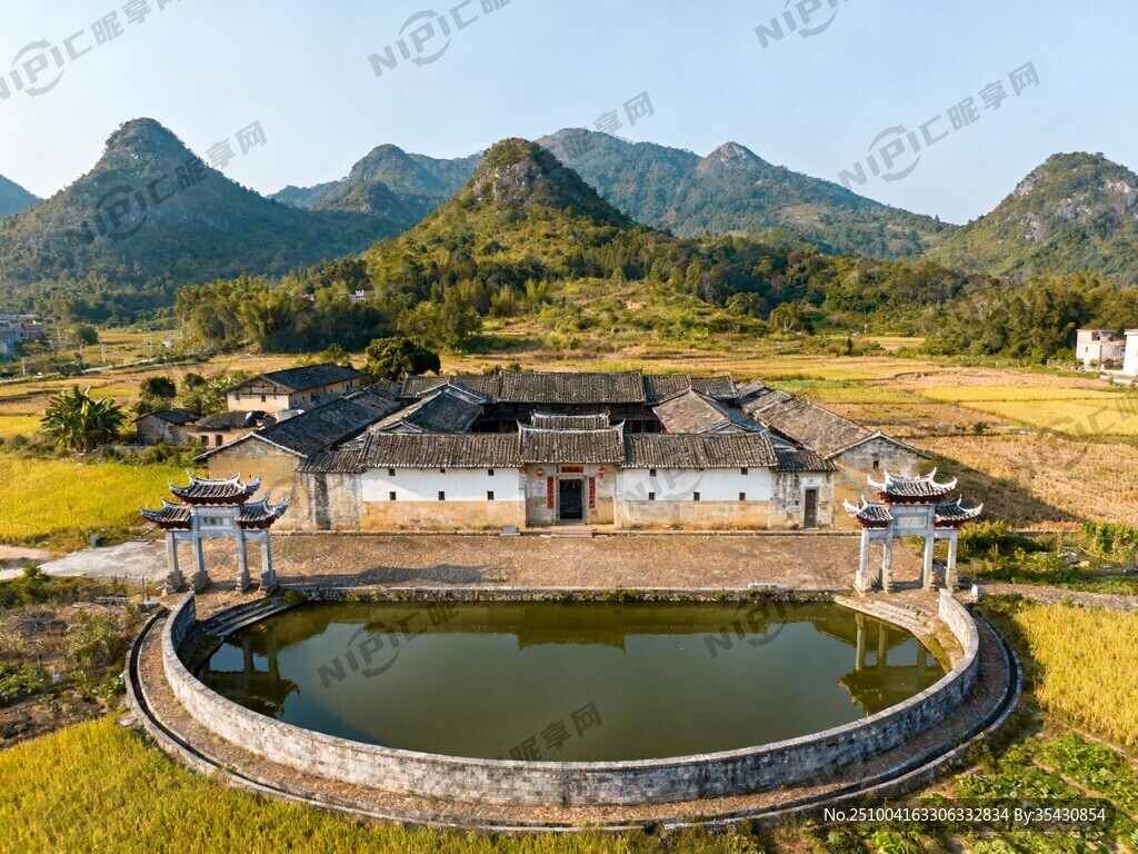 攝影圖片 客家民居 后面有靠山