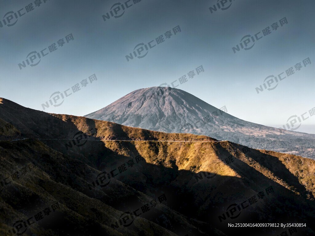 攝影圖片 前面橫過的一條山