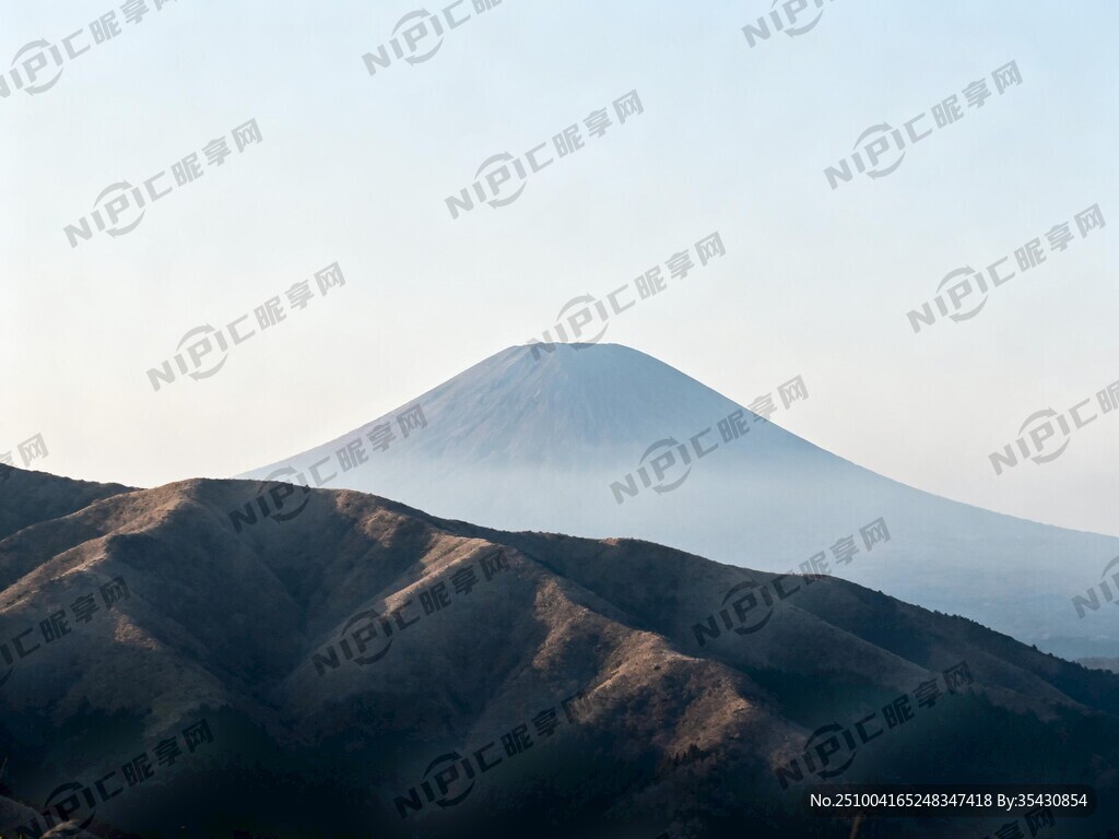 攝影圖片 前面橫過(guò)的一條山