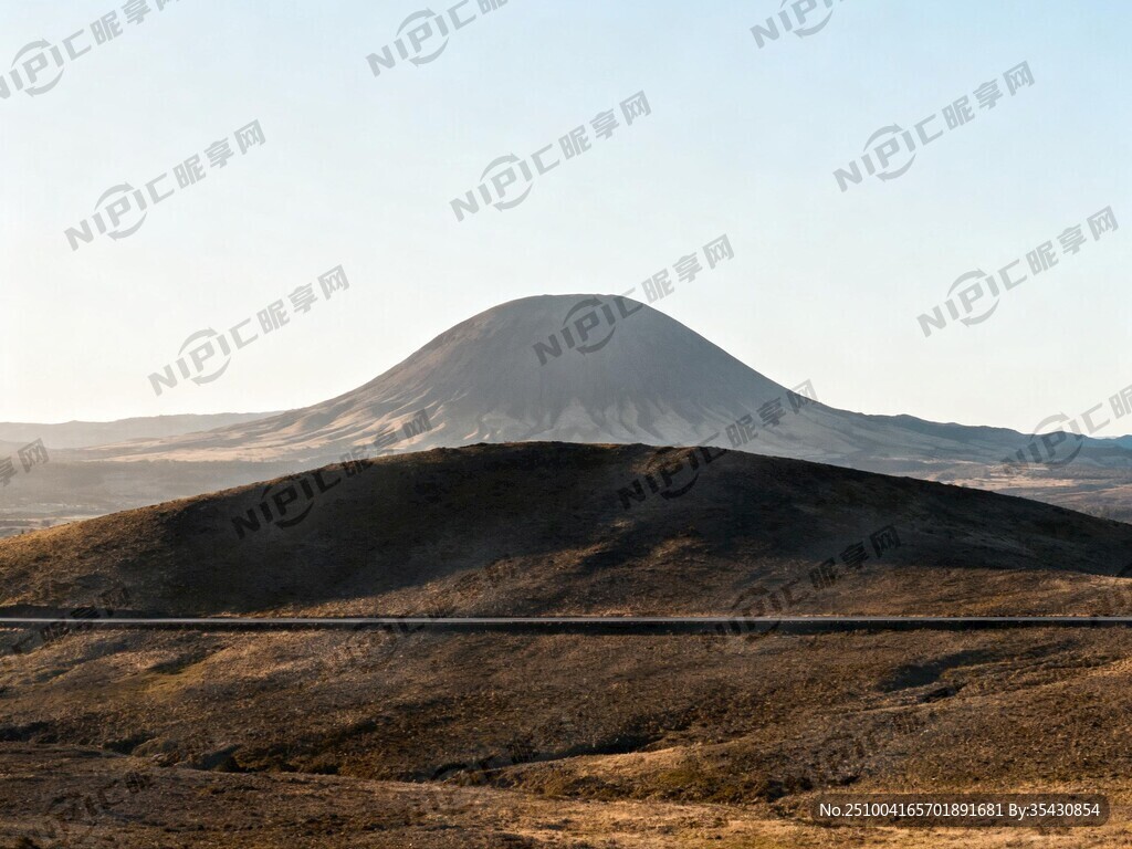 攝影圖片 前面平平的橫過一條山