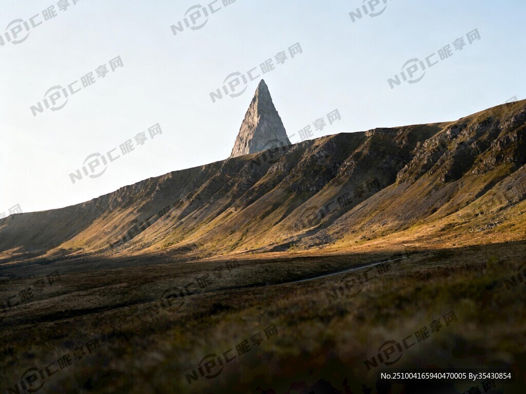 攝影圖片 前面平平的橫過一條山