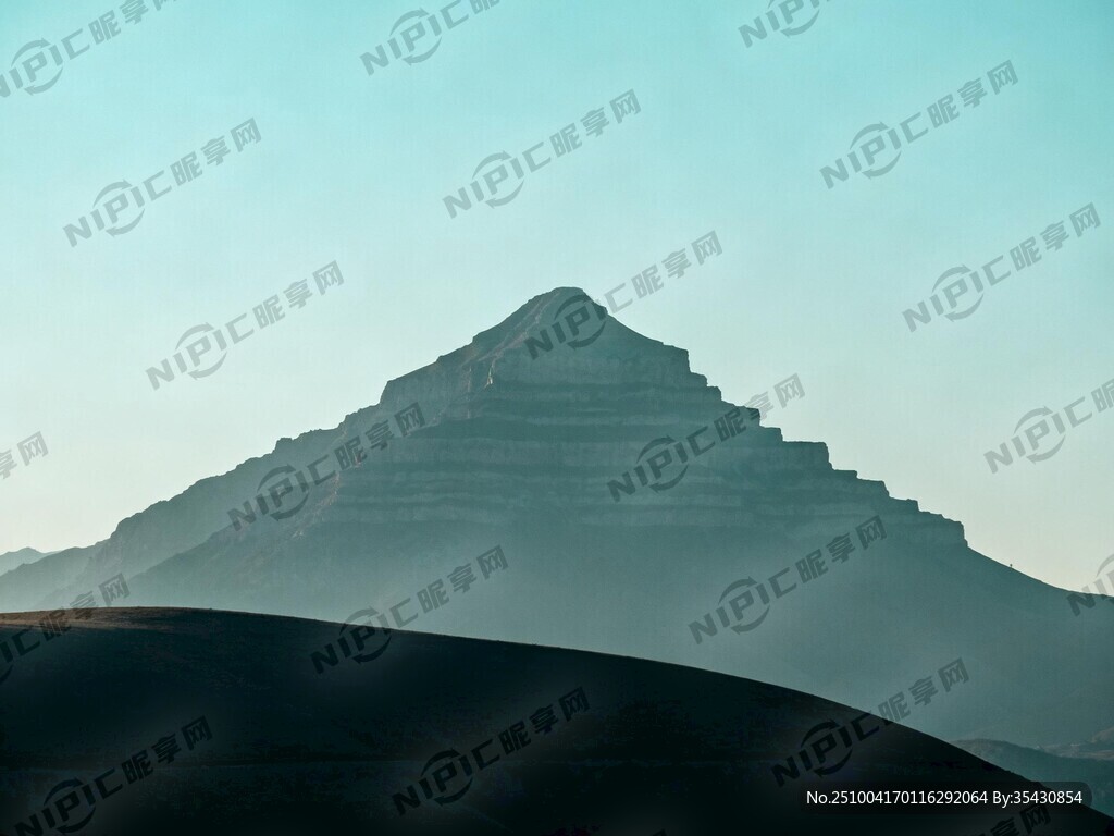 攝影圖片 前面平平的橫過一條山